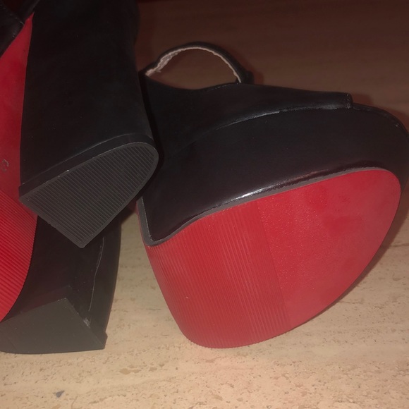 Black. Sexy, high heeled platforms. - Picture 2 of 5